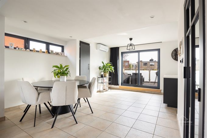 Gerenoveerd duplexappartement met privé-ingang en terras