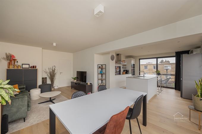 Ruim en lichtrijk appartement met terras + autostaanplaats