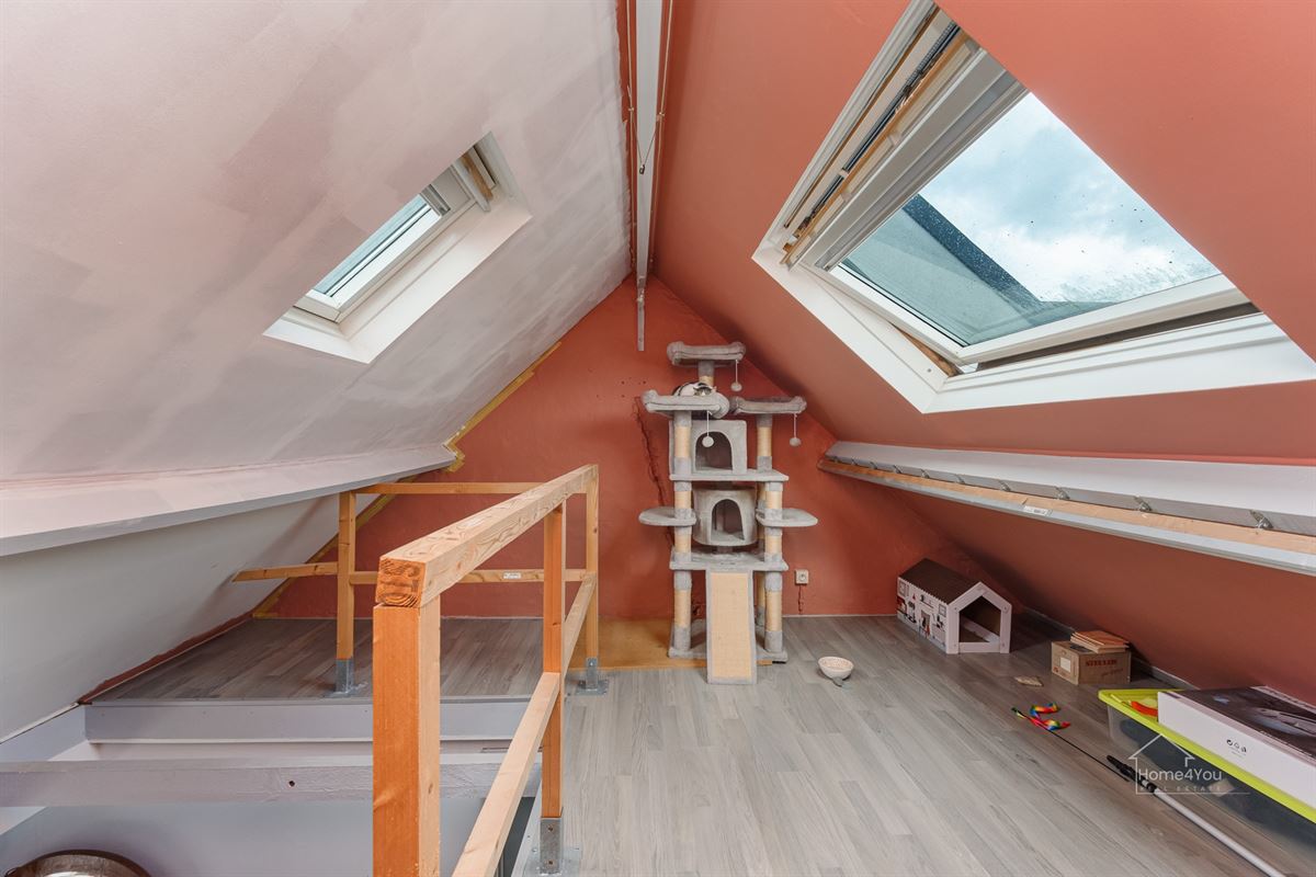 Instapklaar rijhuis met 2 slpk, vernieuwde keuken & badkamer