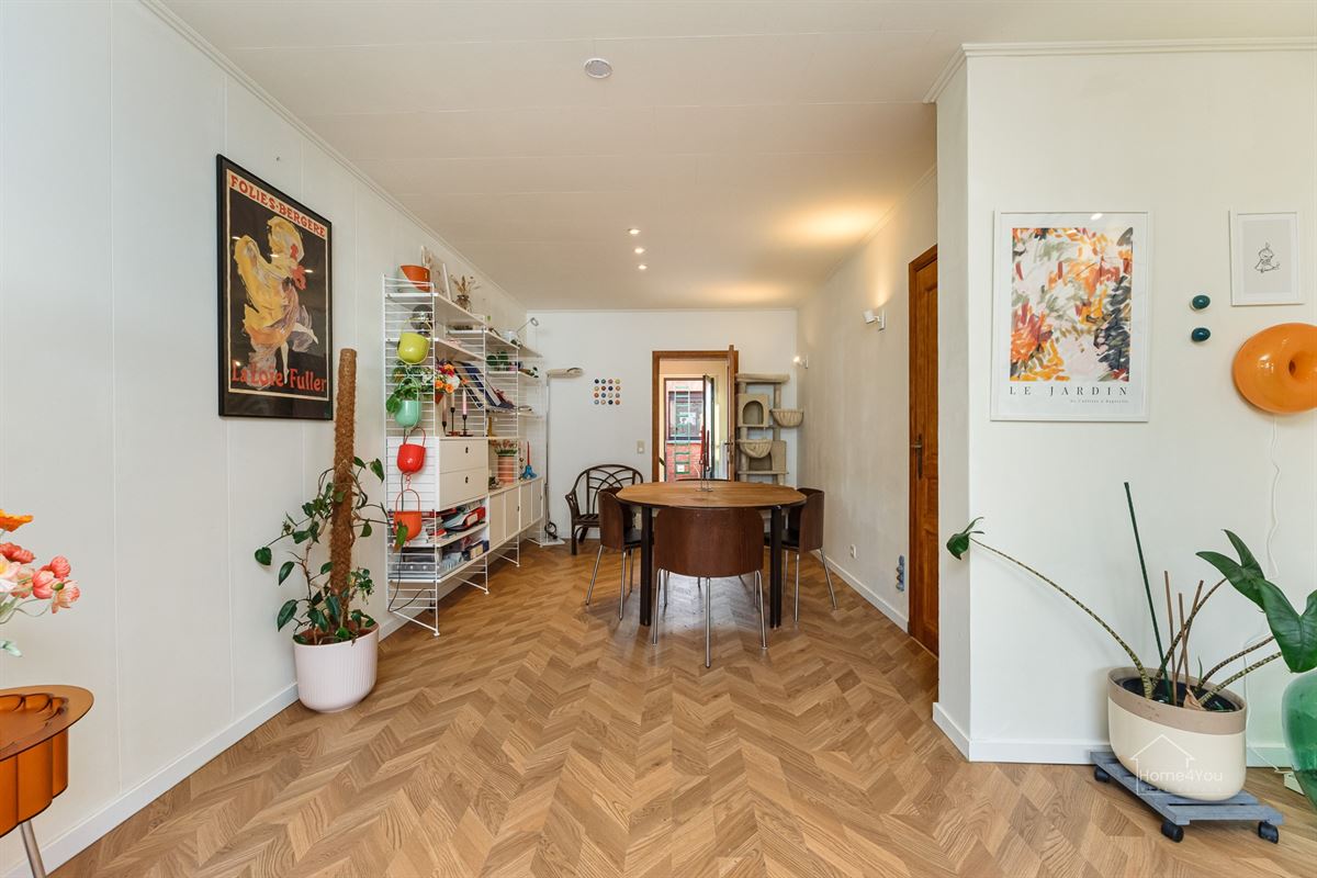 Instapklaar rijhuis met 2 slpk, vernieuwde keuken & badkamer