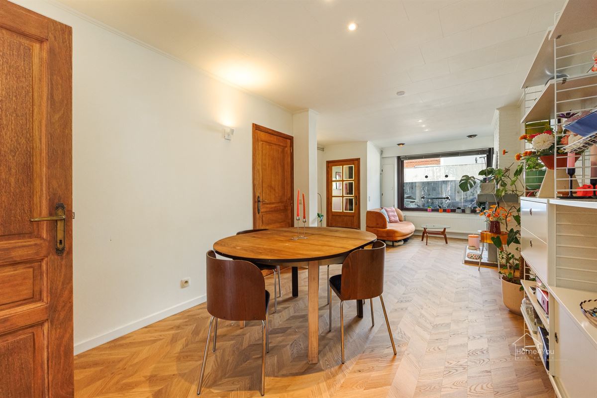 Instapklaar rijhuis met 2 slpk, vernieuwde keuken & badkamer