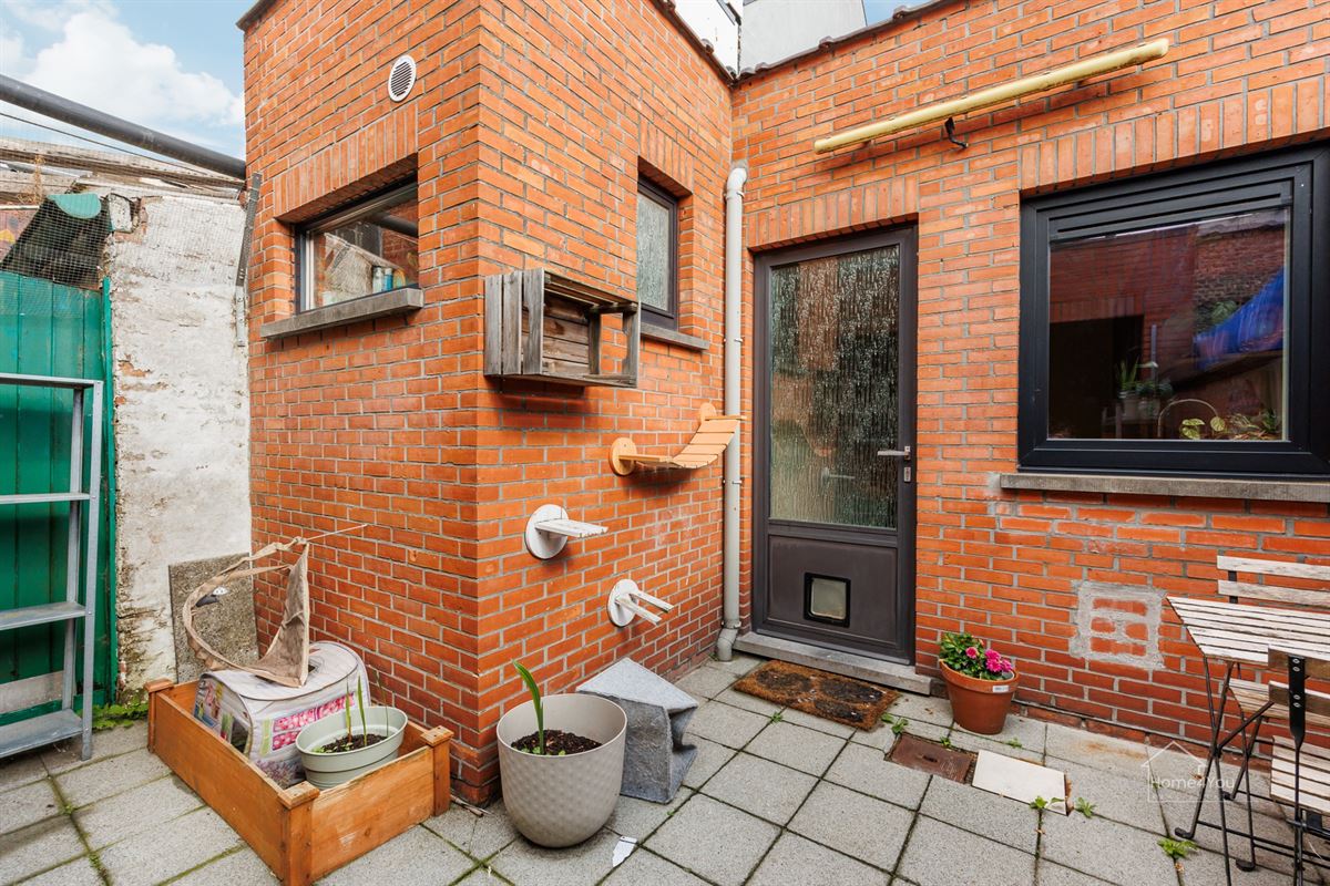 Instapklaar rijhuis met 2 slpk, vernieuwde keuken & badkamer