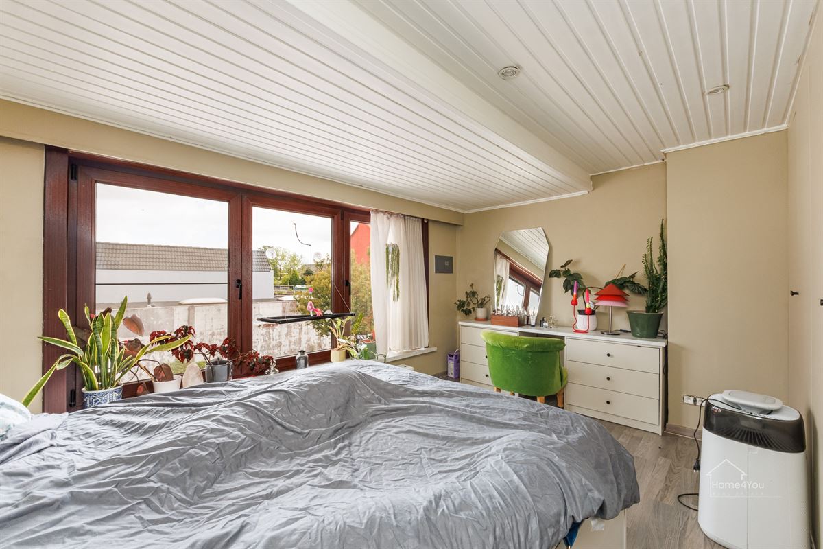 Instapklaar rijhuis met 2 slpk, vernieuwde keuken & badkamer