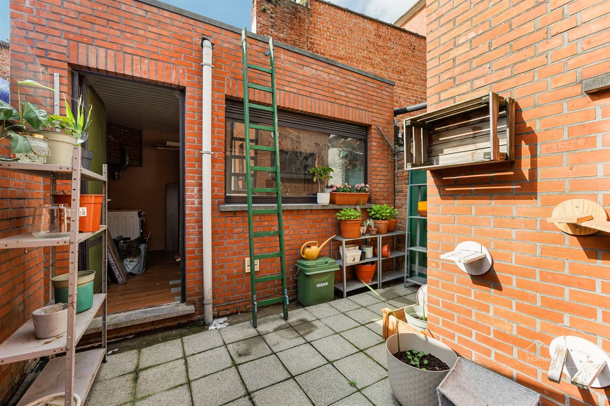 Instapklaar rijhuis met 2 slpk, vernieuwde keuken & badkamer