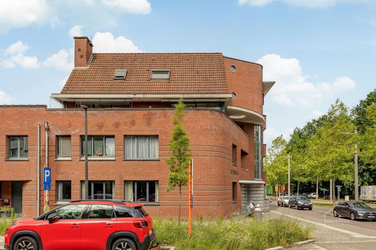 Lichtrijk hoekappartement met ruim zonneterras en 2 slaapkamers