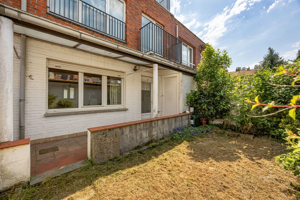 Op te frissen appartement met 1slpk, tuin en een garagebox te Schoten!