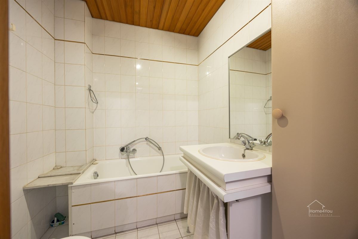 Op te frissen appartement met 1slpk, tuin en een garagebox te Schoten!