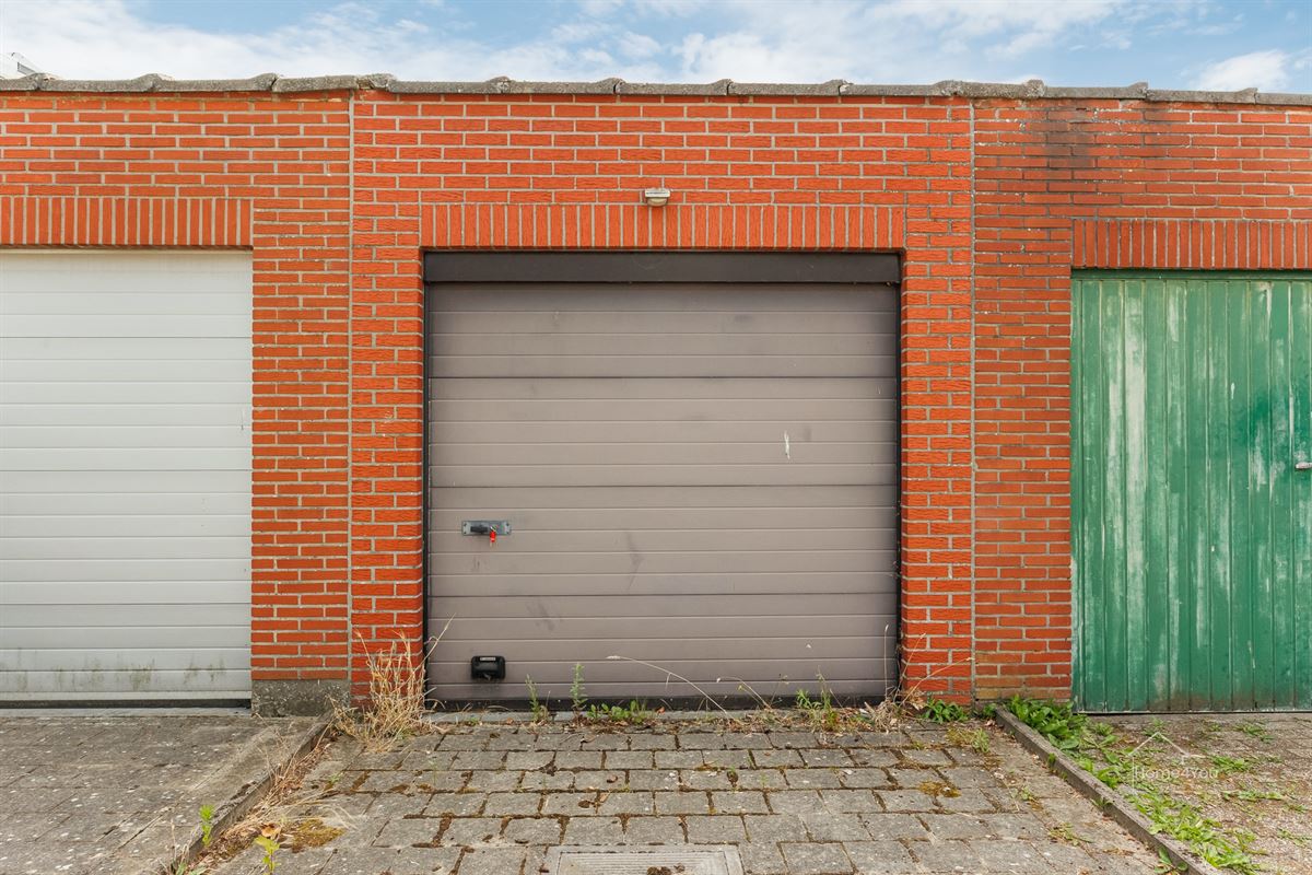 Te renoveren rijwoning met garage op toplocatie te Kontich