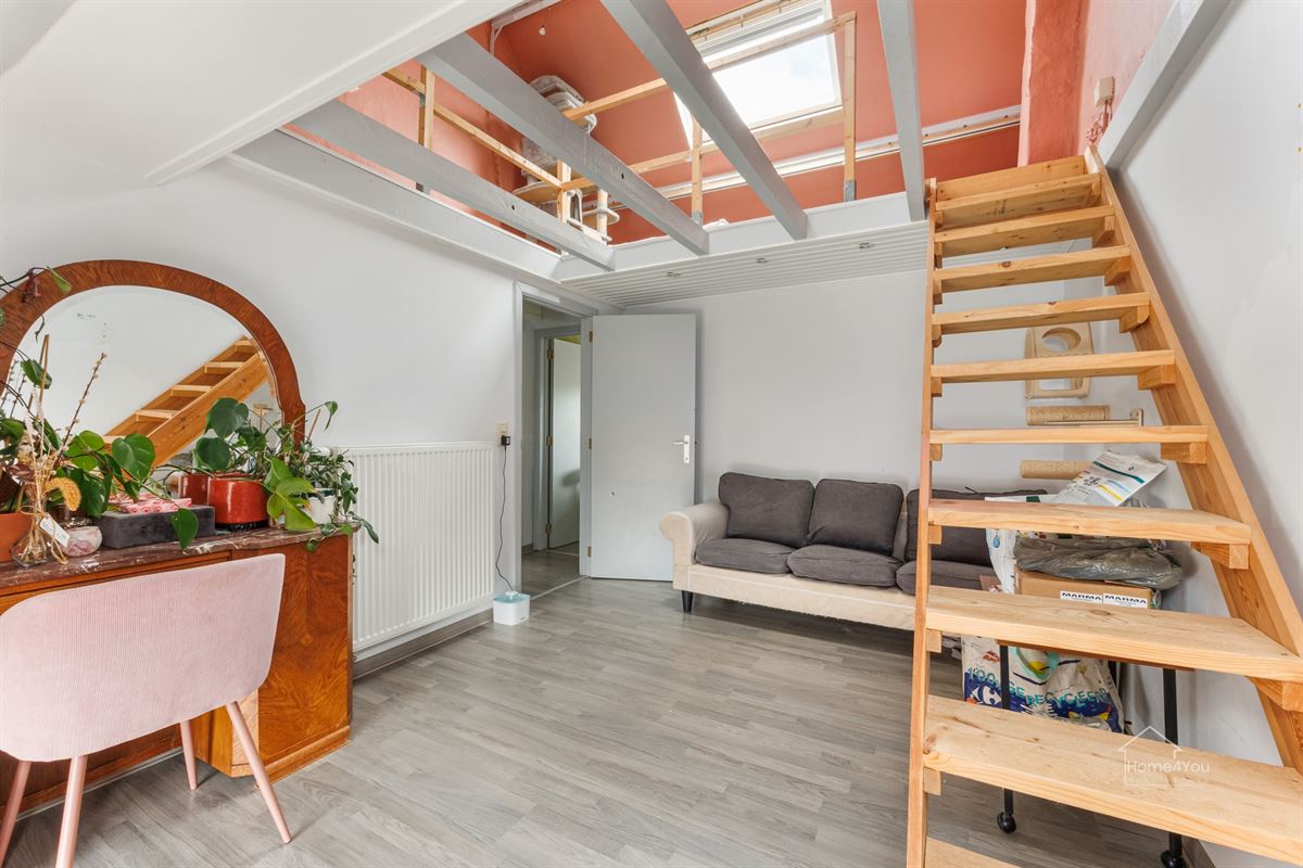 Instapklaar rijhuis met 2 slpk, vernieuwde keuken & badkamer