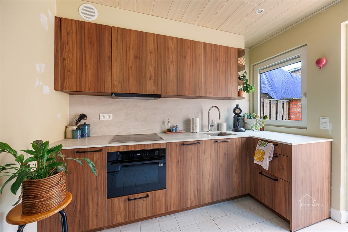 Instapklaar rijhuis met 2 slpk, vernieuwde keuken & badkamer