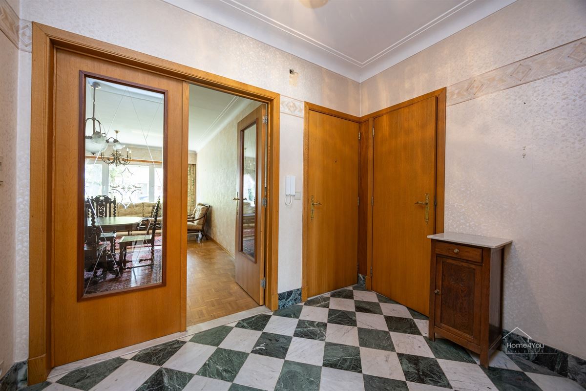Op te frissen appartement met 1slpk, tuin en een garagebox te Schoten!