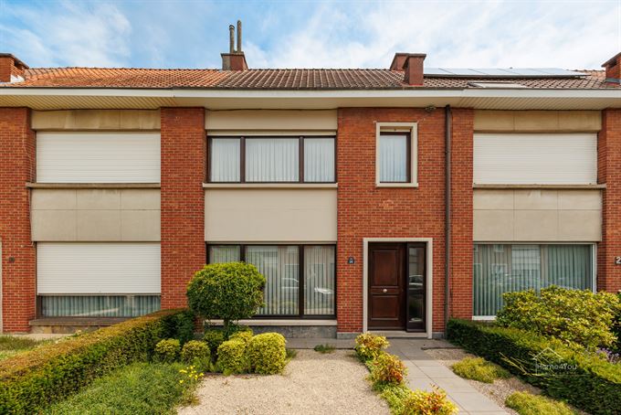 Te renoveren rijwoning met garage op toplocatie te Kontich