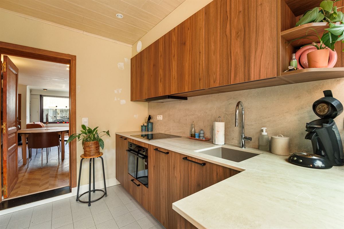Instapklaar rijhuis met 2 slpk, vernieuwde keuken & badkamer