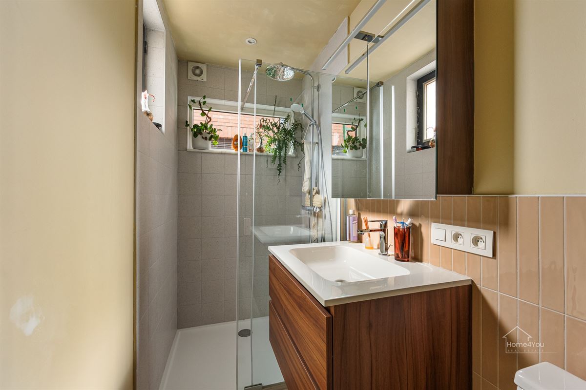 Instapklaar rijhuis met 2 slpk, vernieuwde keuken & badkamer