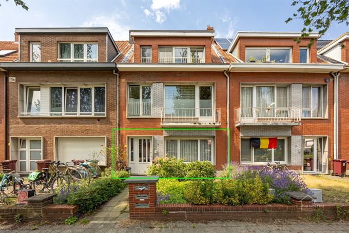 Op te frissen appartement met 1slpk, tuin en een garagebox te Schoten!
