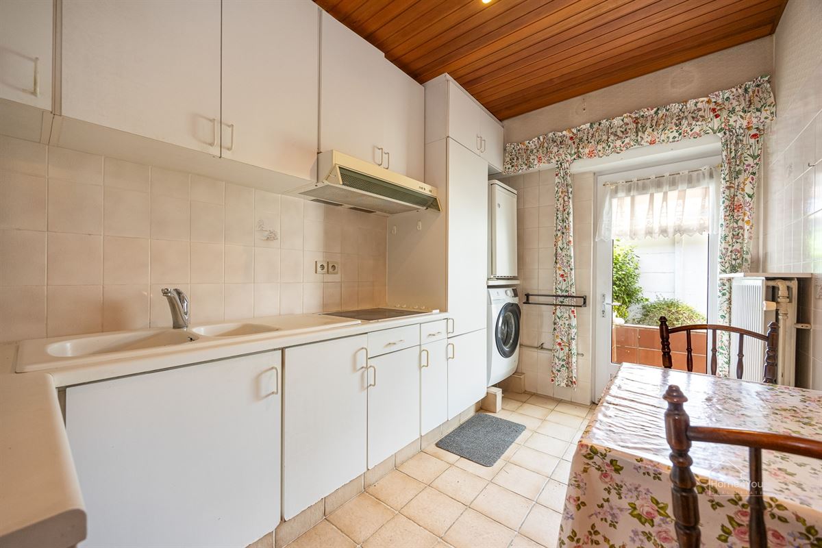 Op te frissen appartement met 1slpk, tuin en een garagebox te Schoten!