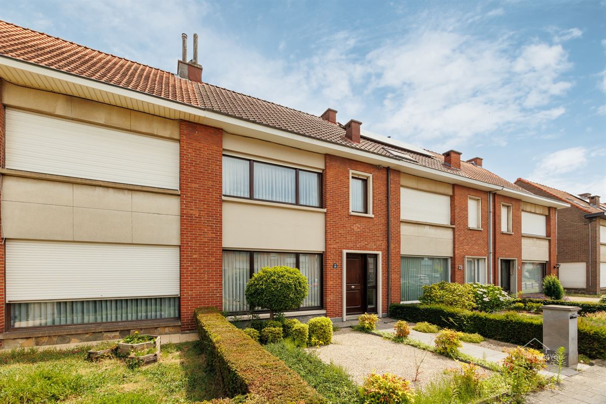 Te renoveren rijwoning met garage op toplocatie te Kontich