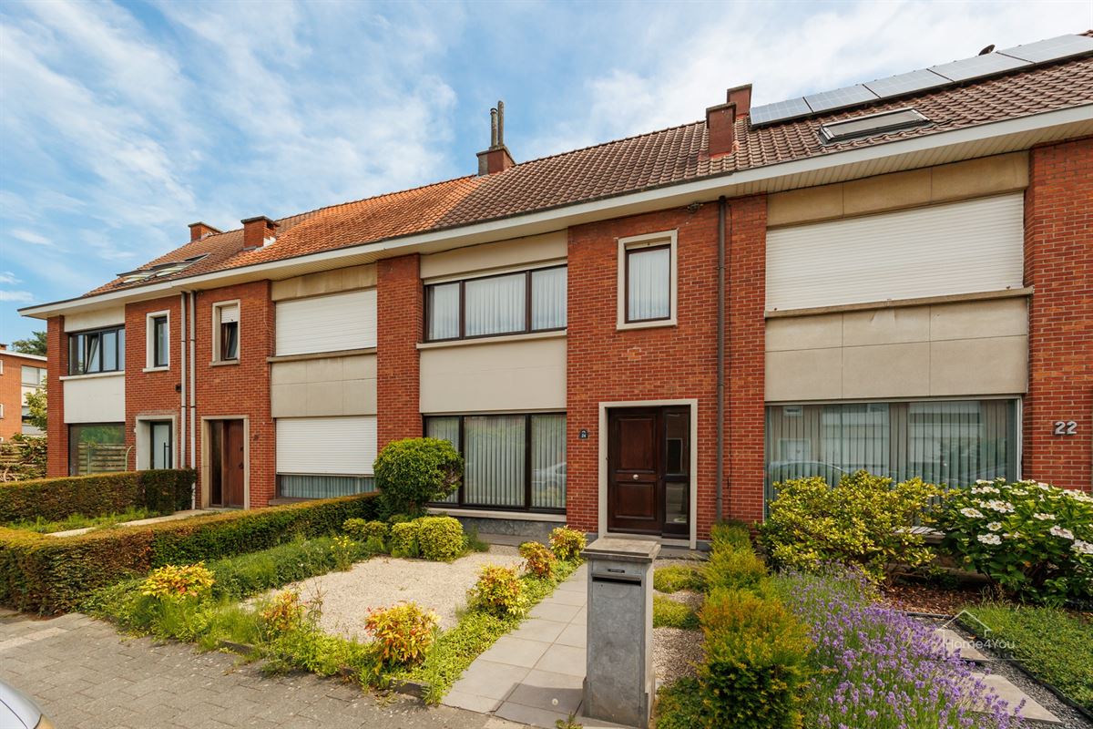 Te renoveren rijwoning met garage op toplocatie te Kontich