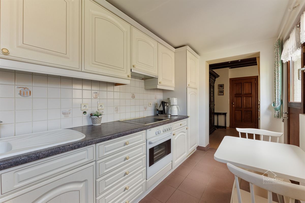 Te renoveren rijwoning met garage op toplocatie te Kontich
