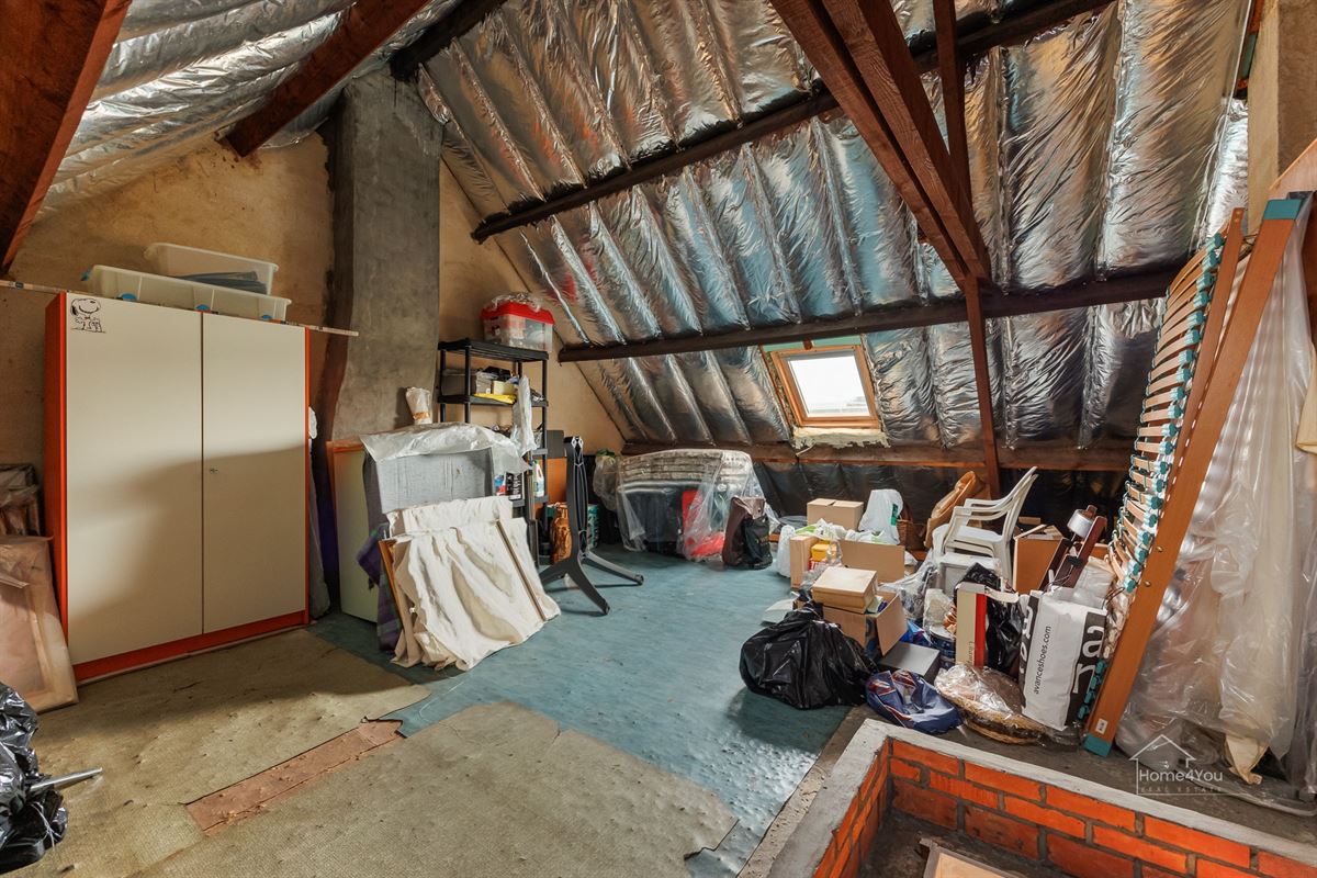 Te renoveren rijwoning met garage op toplocatie te Kontich