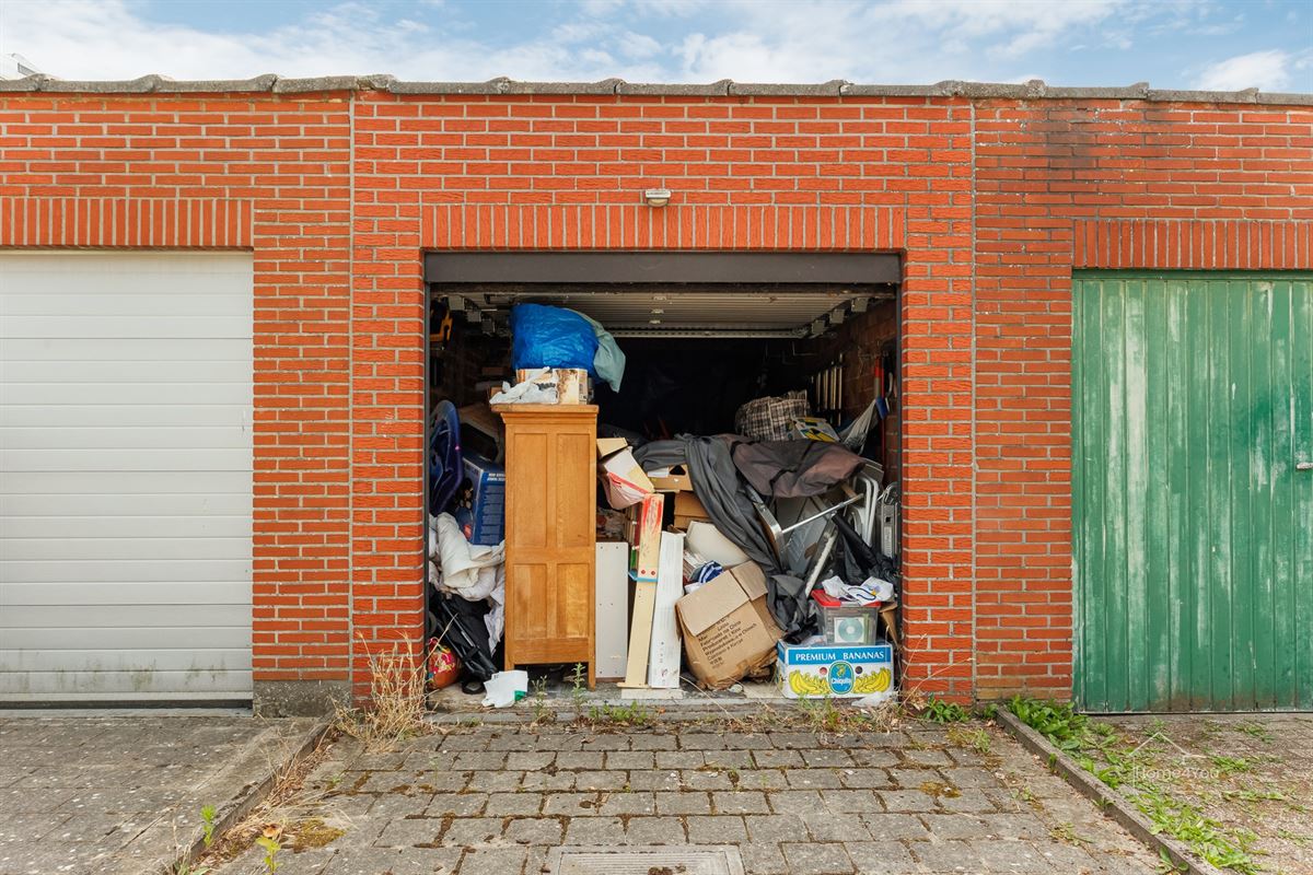 Te renoveren rijwoning met garage op toplocatie te Kontich