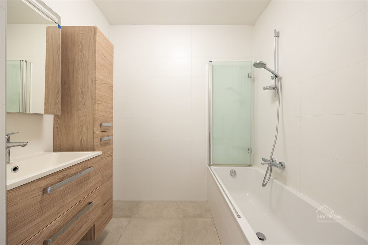 Instapklaar Appartement Toplocatie, 2Slaapk, Terras, Garagebox