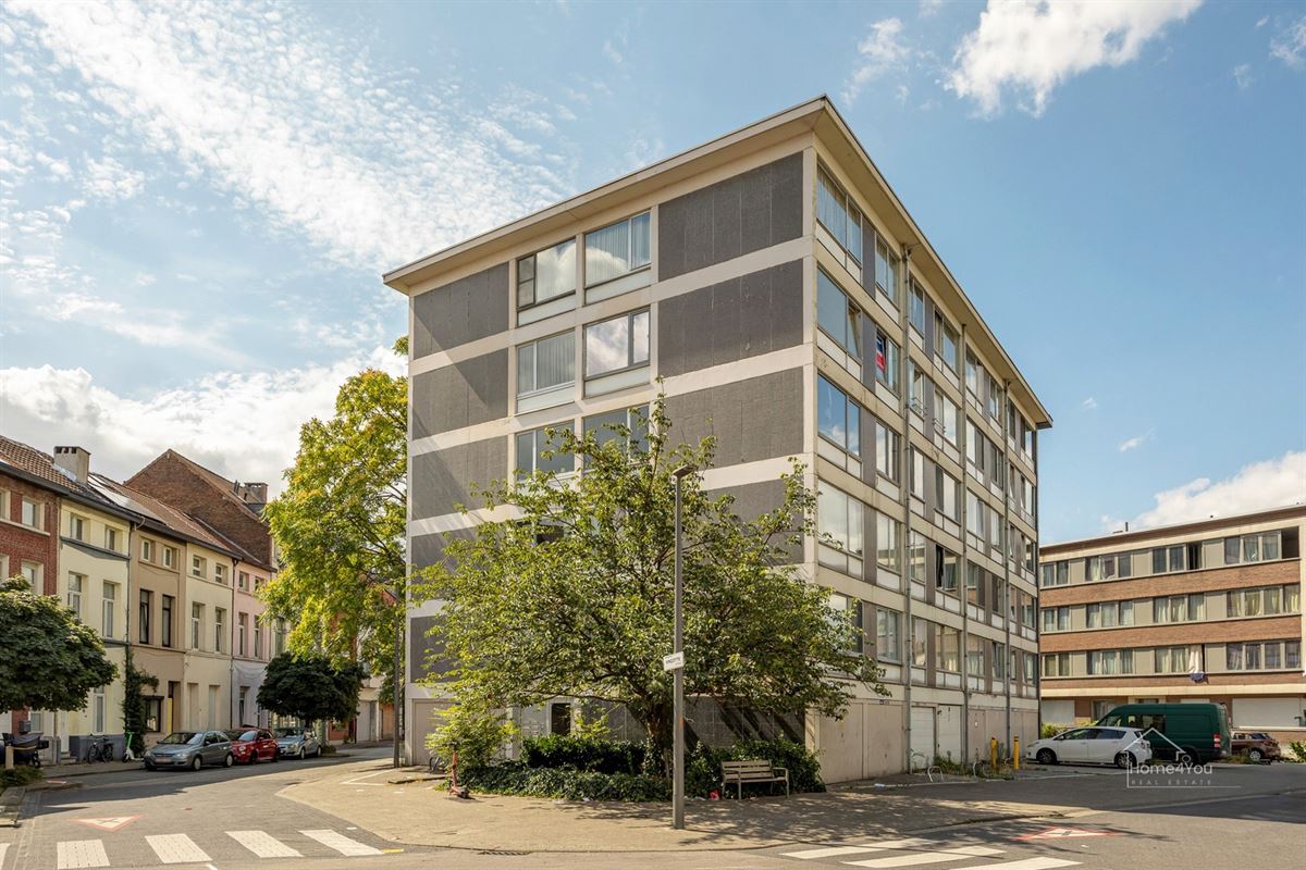 Lichtrijk hoekappartement met 3 slpk en terras in Borgerhout!