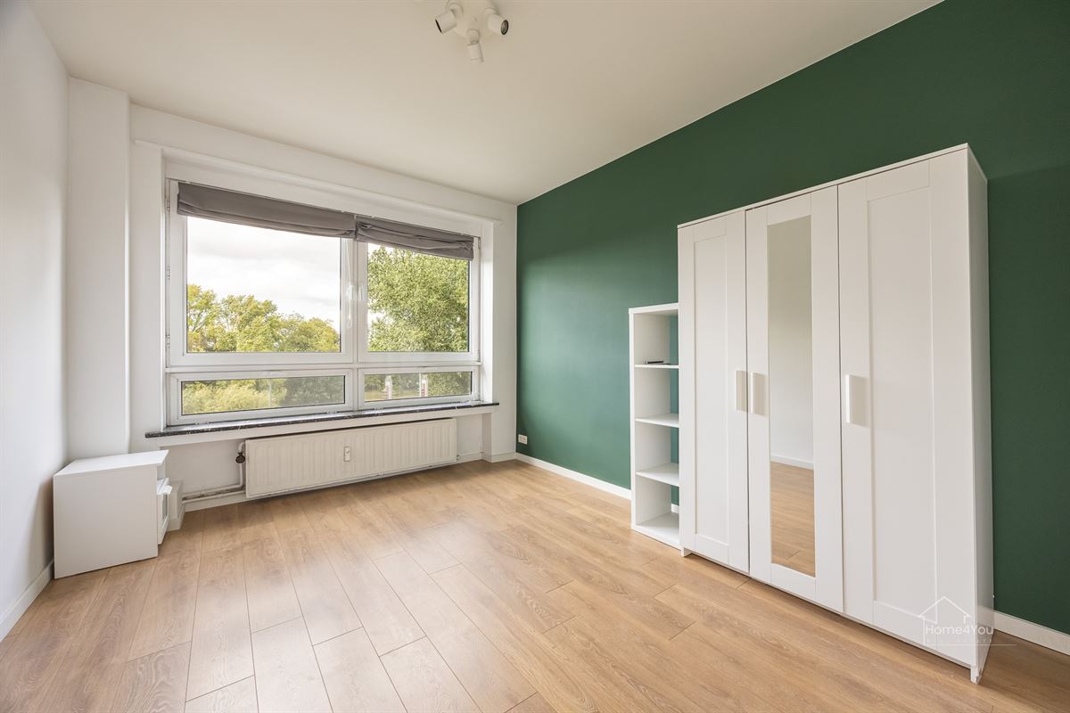 Instapklaar gerenoveerd appartement met parkzicht.