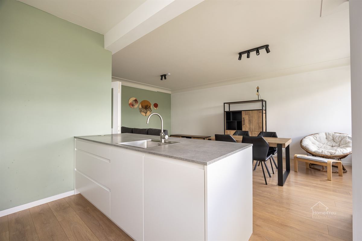 Instapklaar gerenoveerd appartement met parkzicht.