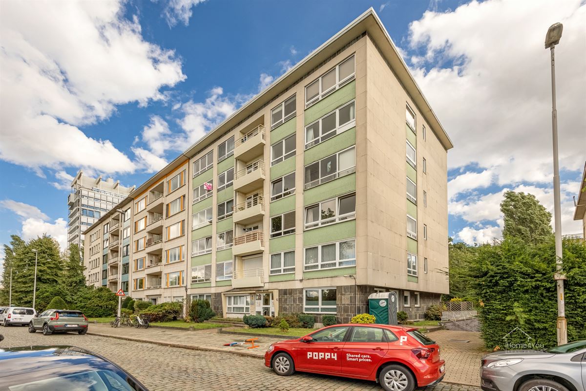 Instapklaar gerenoveerd appartement met parkzicht.