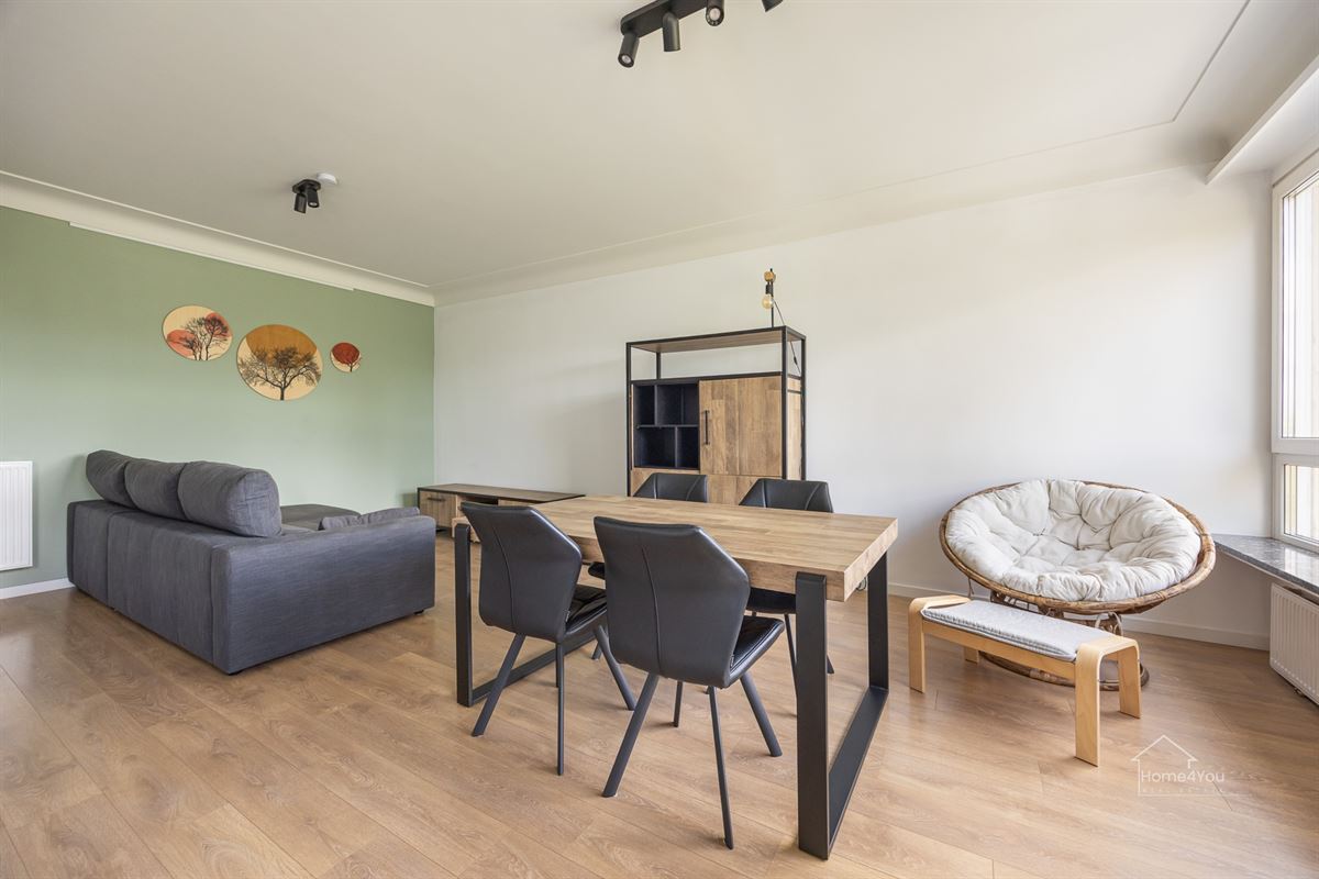 Instapklaar gerenoveerd appartement met parkzicht.