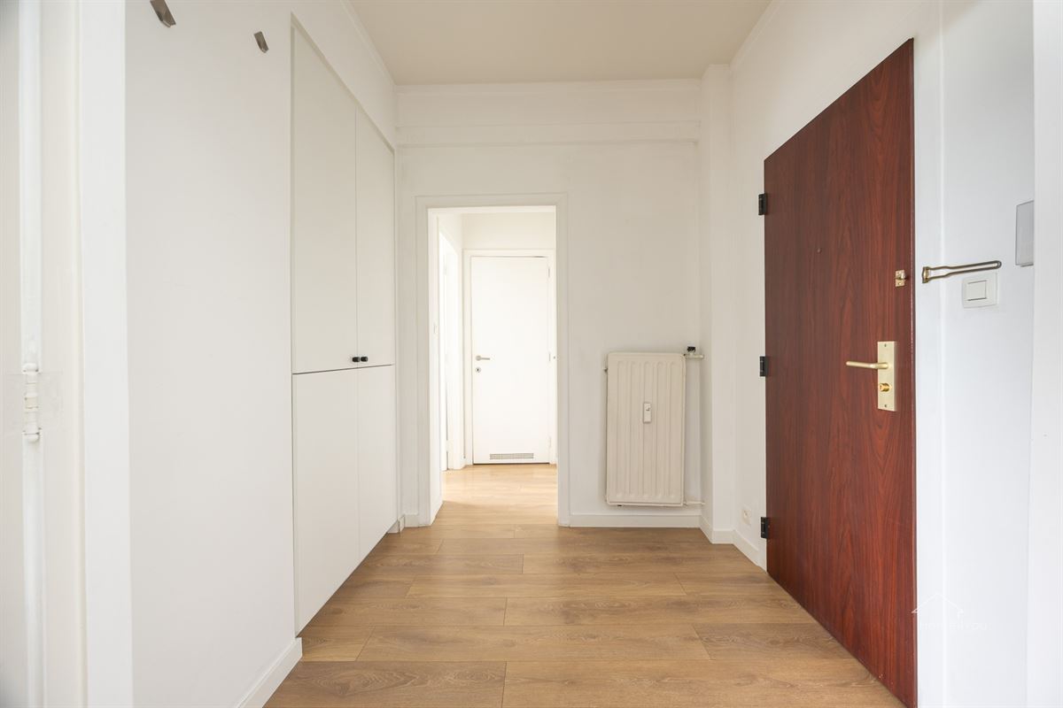 Instapklaar gerenoveerd appartement met parkzicht.