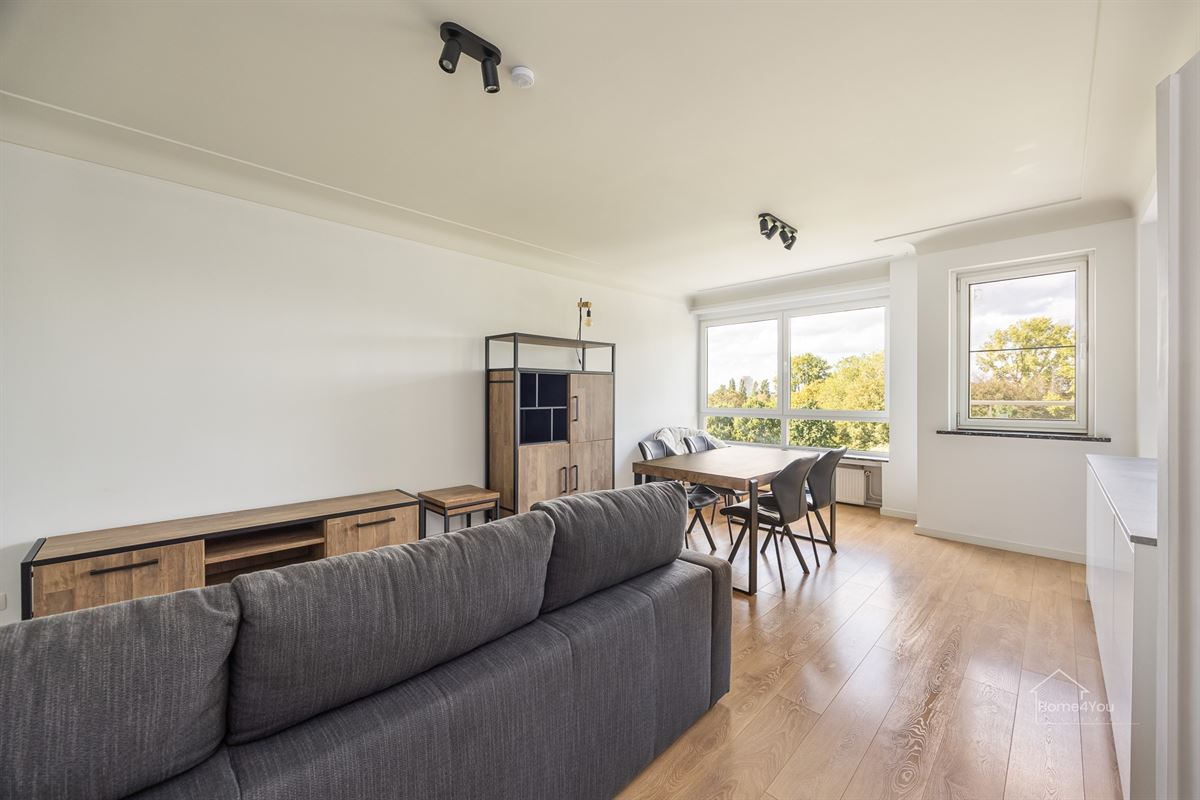 Instapklaar gerenoveerd appartement met parkzicht.