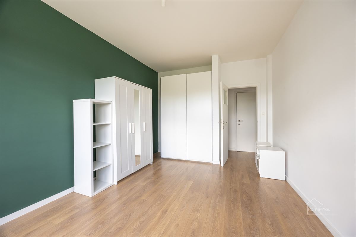 Instapklaar gerenoveerd appartement met parkzicht.