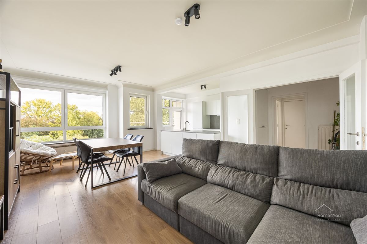 Instapklaar gerenoveerd appartement met parkzicht.