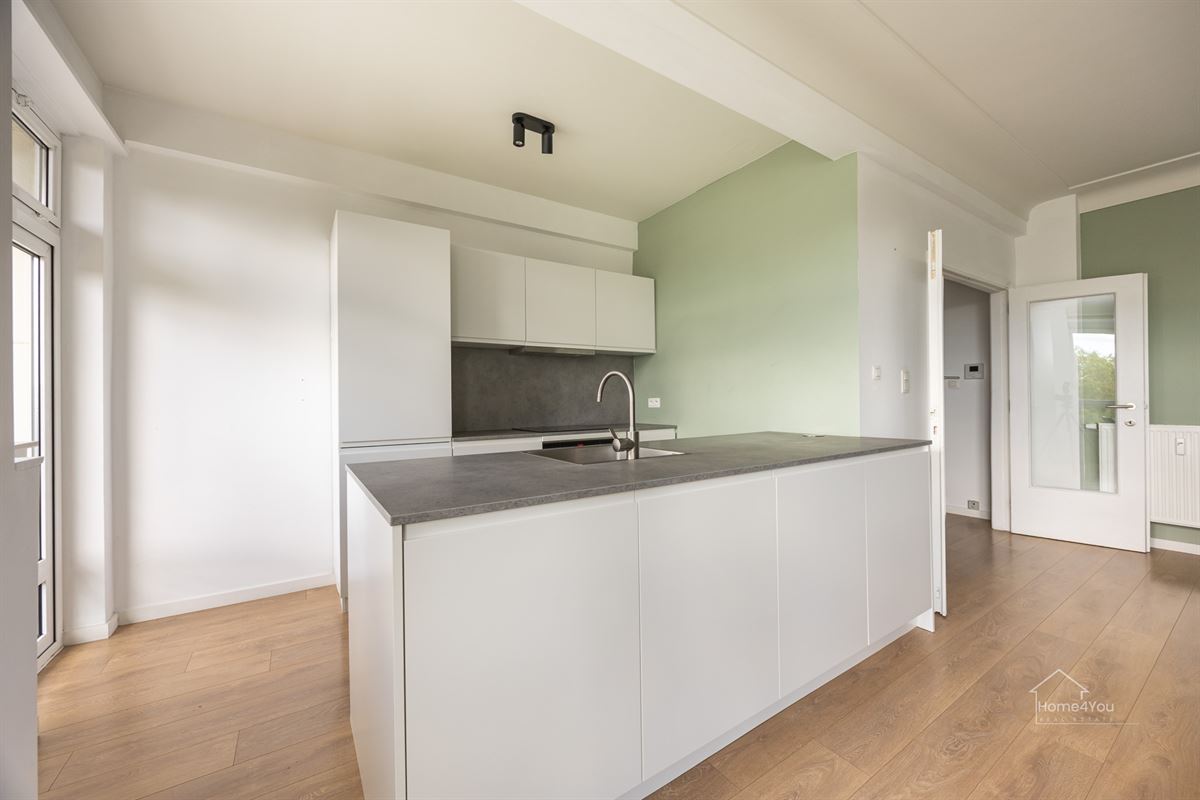 Instapklaar gerenoveerd appartement met parkzicht.