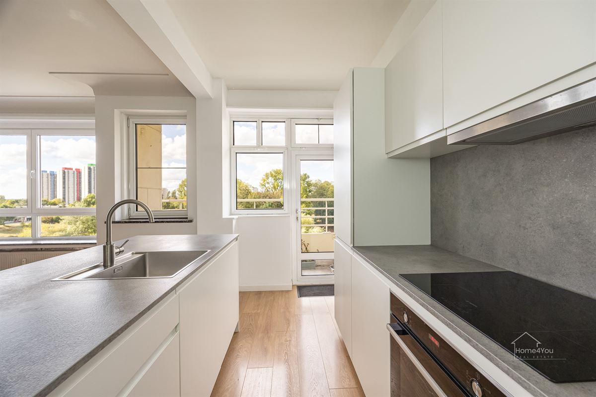 Instapklaar gerenoveerd appartement met parkzicht.