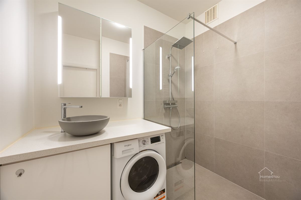 Instapklaar gerenoveerd appartement met parkzicht.