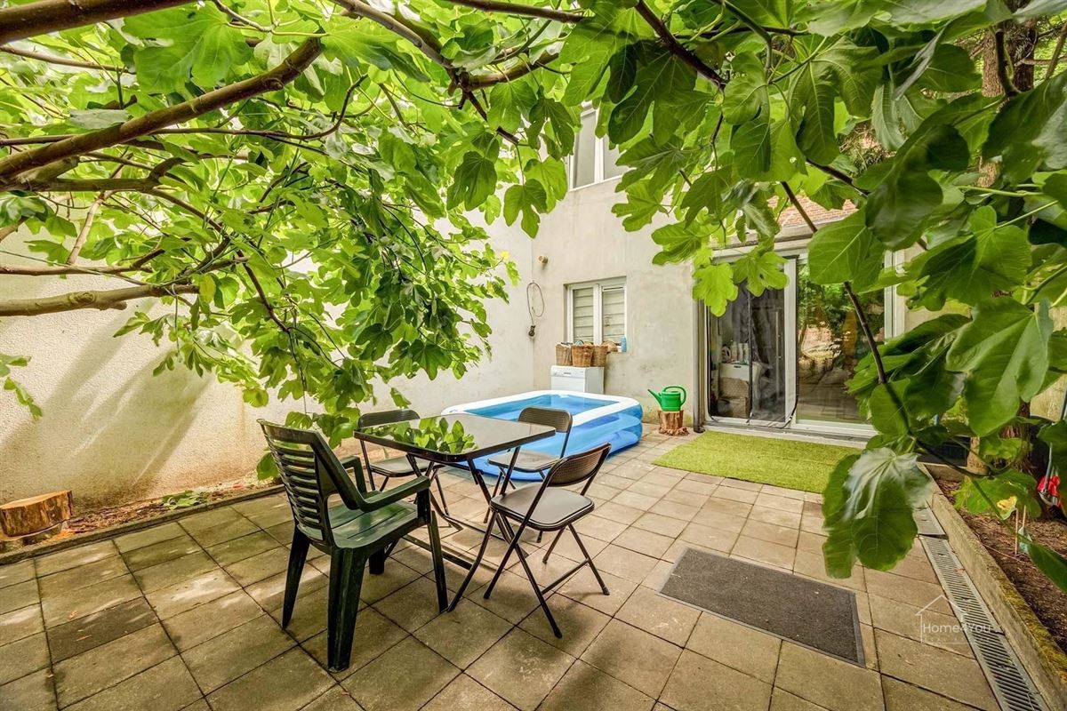 Handelshuis met 4 woonentiteiten en tuin