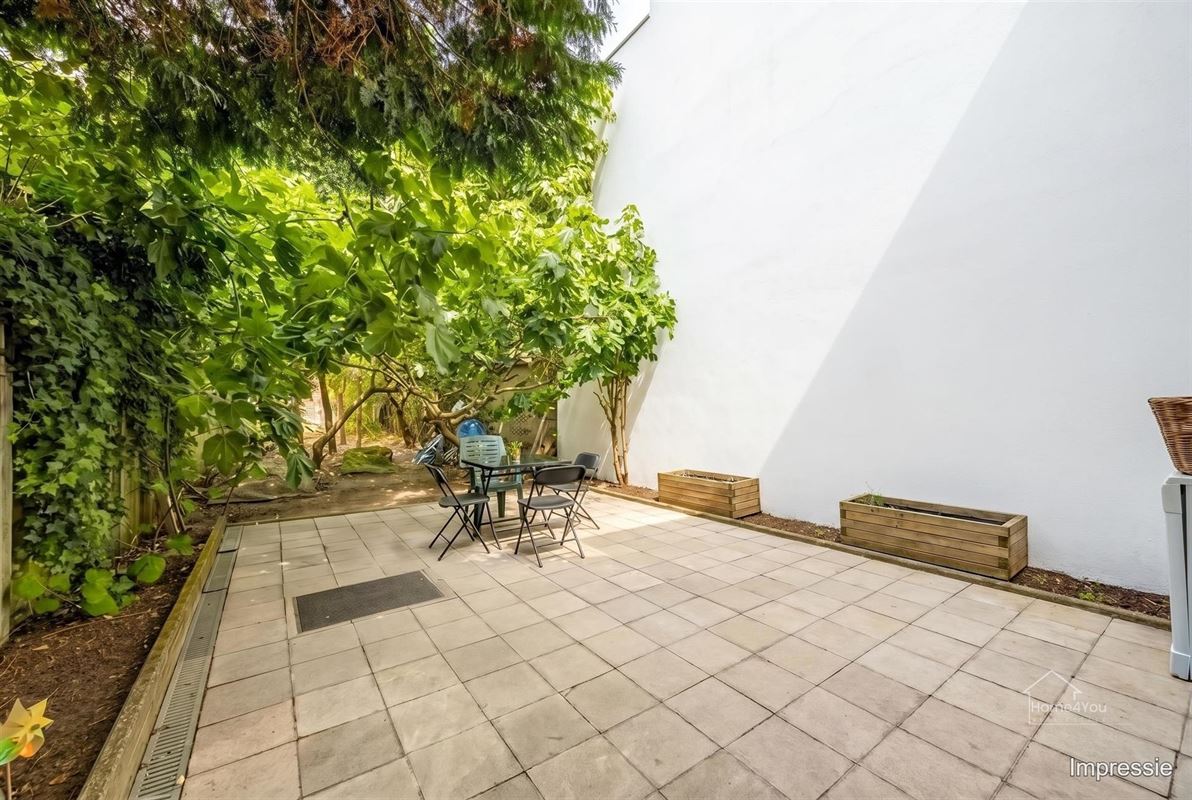 Handelshuis met 4 woonentiteiten en tuin
