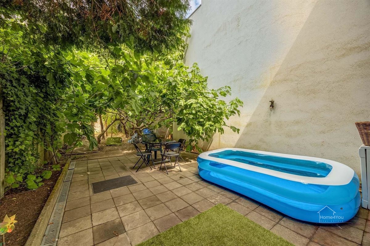 Handelshuis met 4 woonentiteiten en tuin