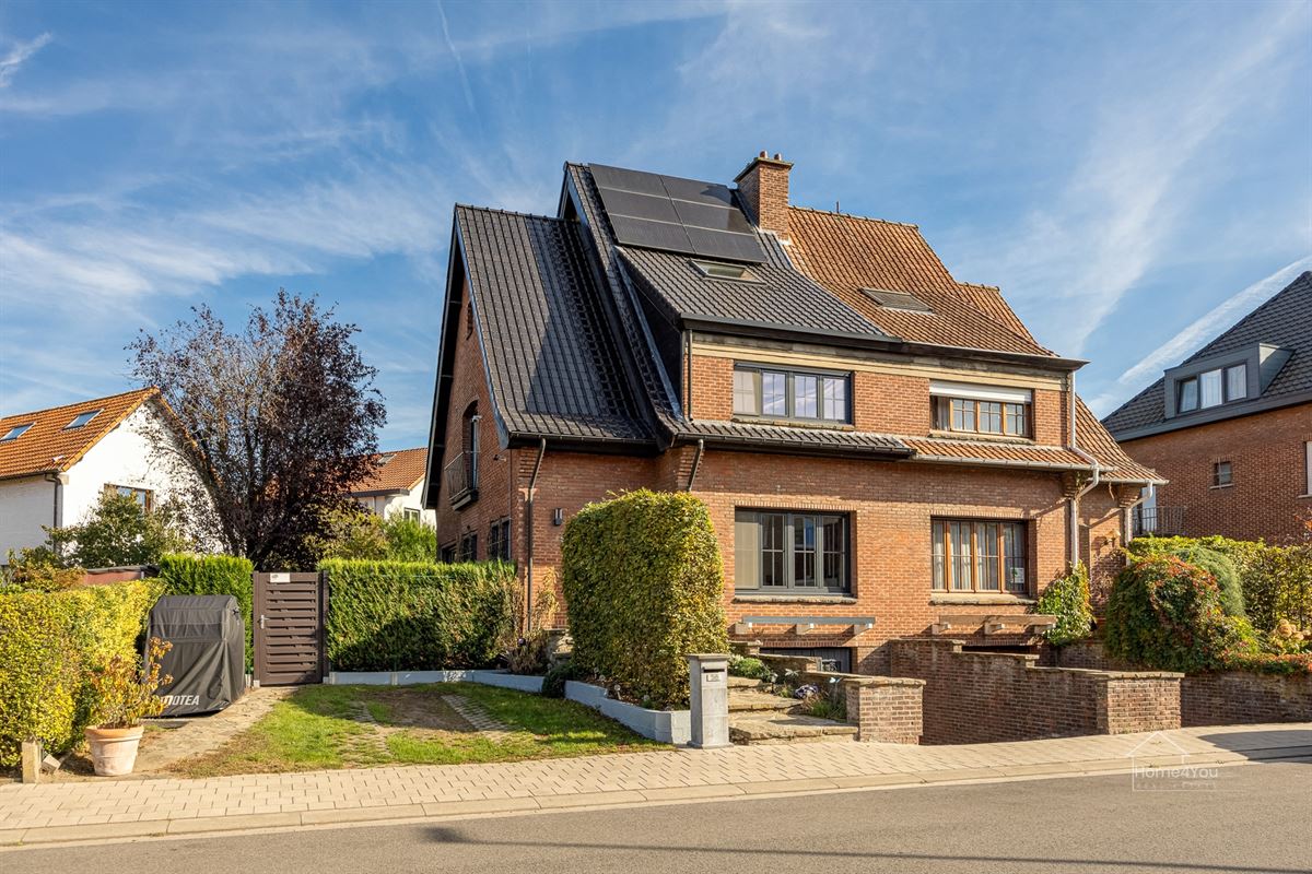 Instapklare halfopen bebouwing met zonnepanelen en ruime kelder