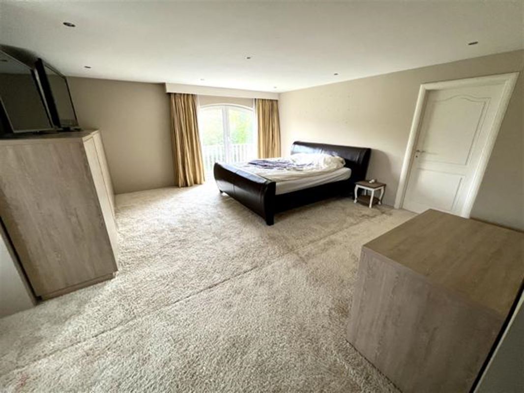 Prachtige villa met 9 slaapkamers en buitenzwembad