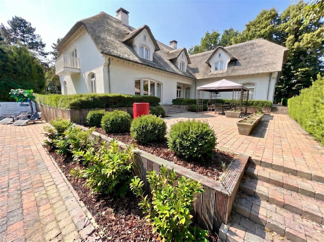 Prachtige villa met 9 slaapkamers en buitenzwembad