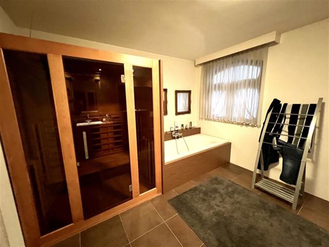 Prachtige villa met 9 slaapkamers en buitenzwembad