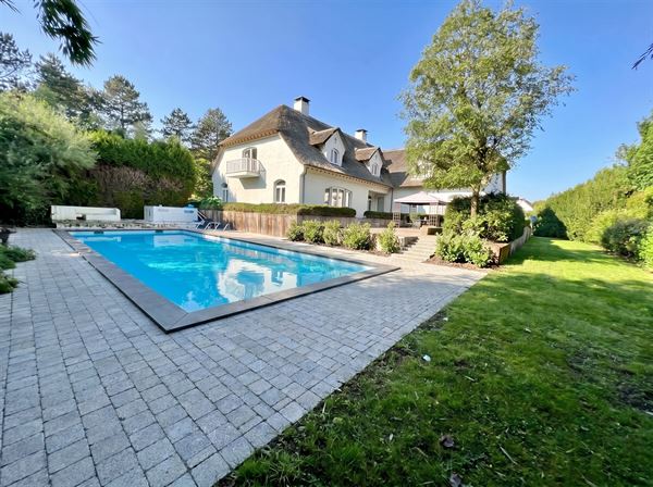 Prachtige villa met 9 slaapkamers en buitenzwembad