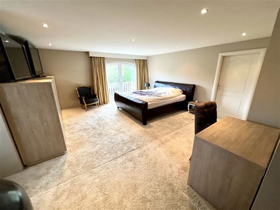 Prachtige villa met 9 slaapkamers en buitenzwembad