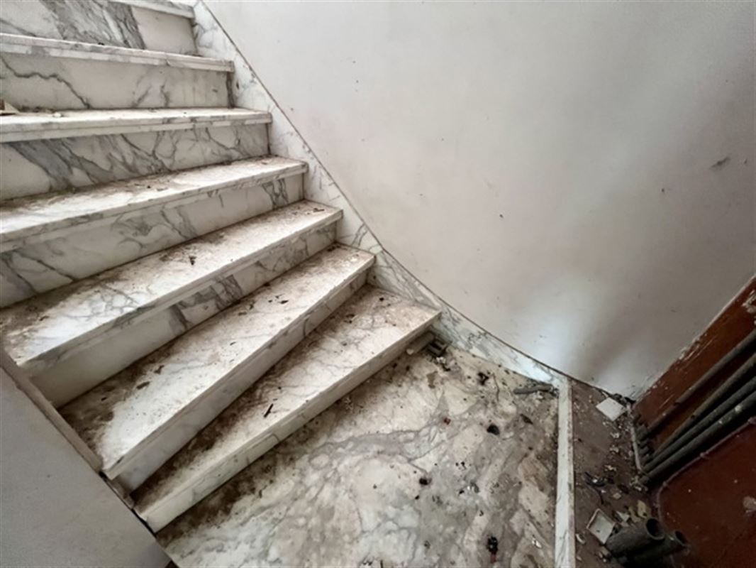 Te renoveren enorme villa