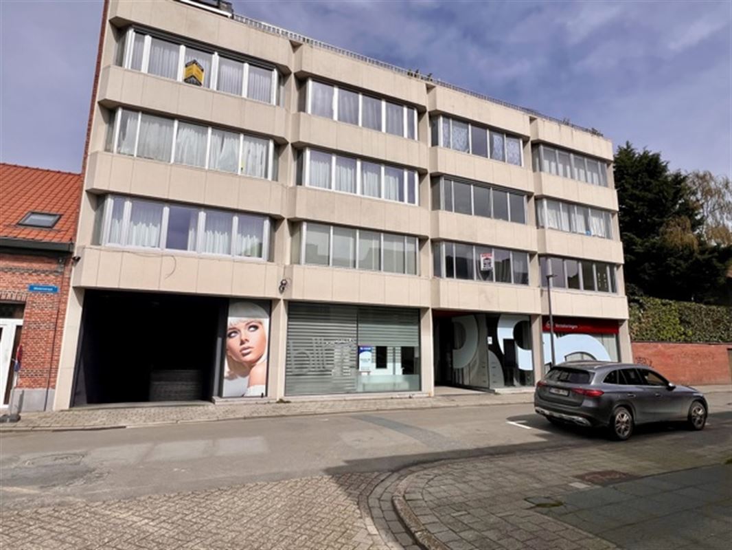 Aantrekkelijk hoek handelspand