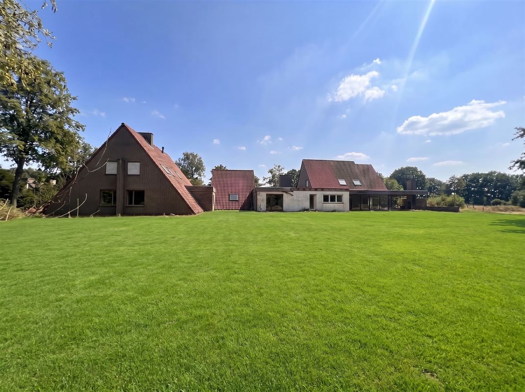 Te renoveren enorme villa (925 m² bewoonbaar) op 7874 m²